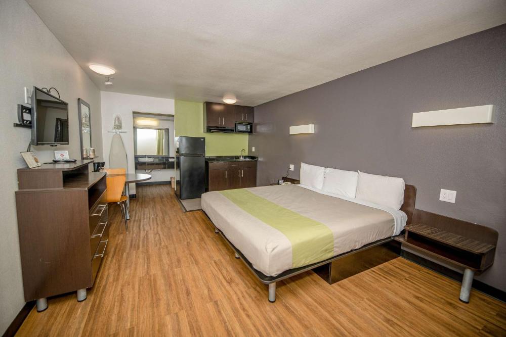 Deluxe King Room - Smoking interior