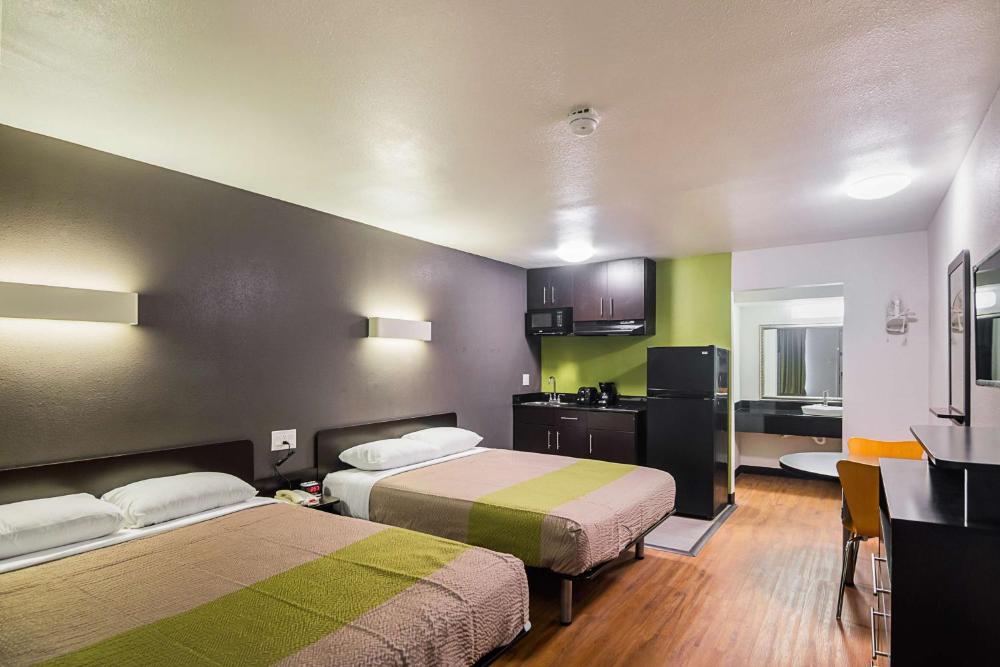 Deluxe Queen Room with Two Queen Beds - Non-Smoking interior