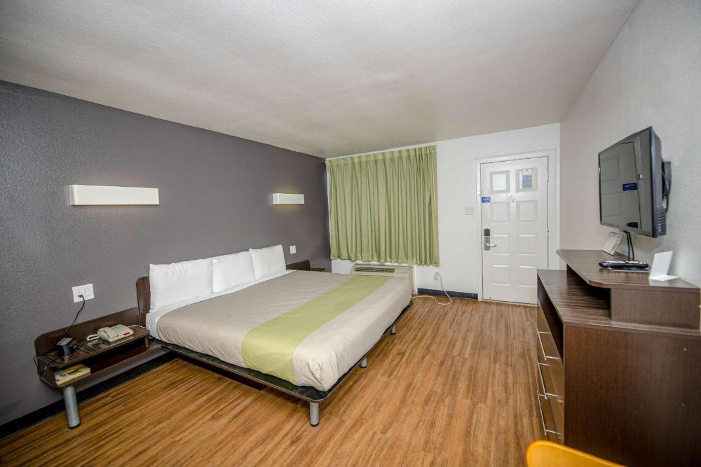 King Room - Disability Access - Non-Smoking interior